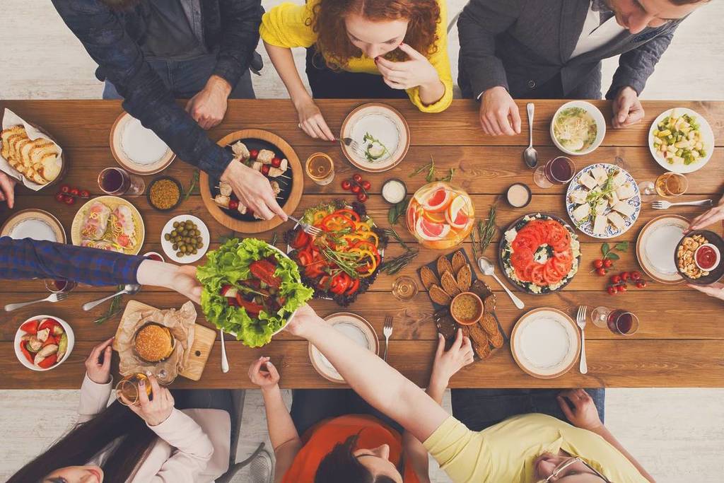 People eating at Dubai restaurant week (Canva Pro)