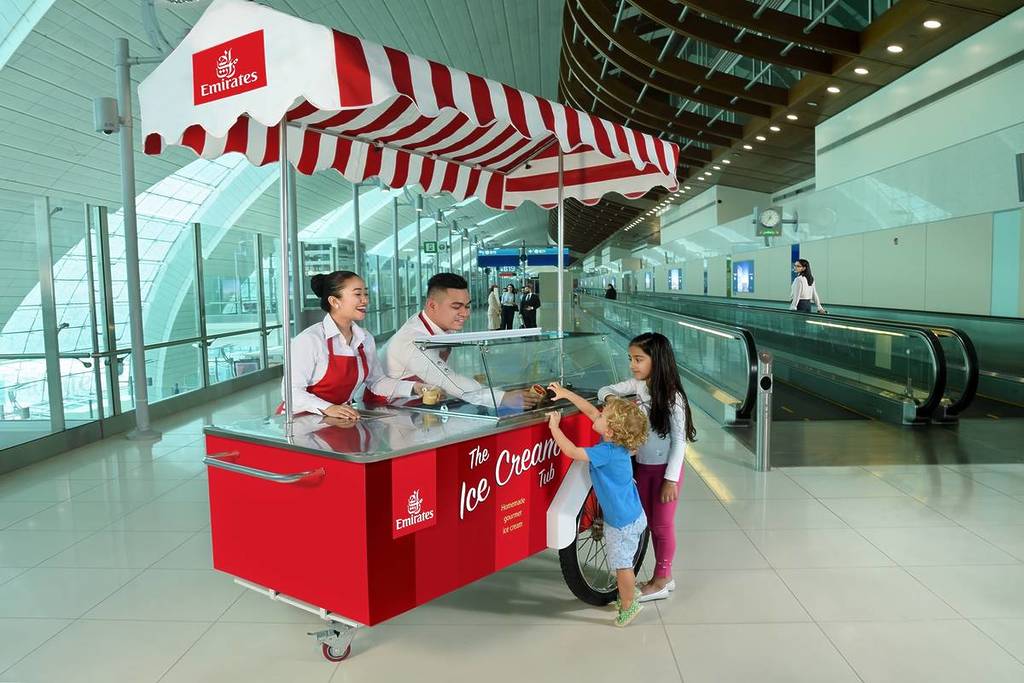 Kostenlose Eiswagen von Emirates im Abflugbereich 3