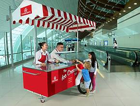 Emirates offre des glaces gratuites aux passagers de l&rsquo;aéroport international de Dubaï en juillet.