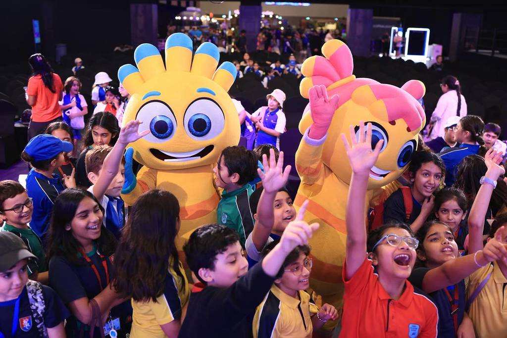Bambini eccitati intorno a modhesh e danaModhesh e Dana le mascotte di Dubai Summer Surprises