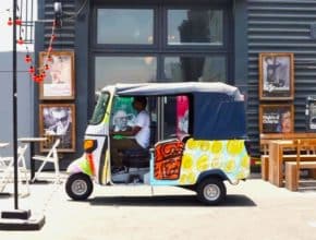 Cet été, faites le tour de l&rsquo;avenue Alserkal à bord d&rsquo;un joli petit tuk-tuk.