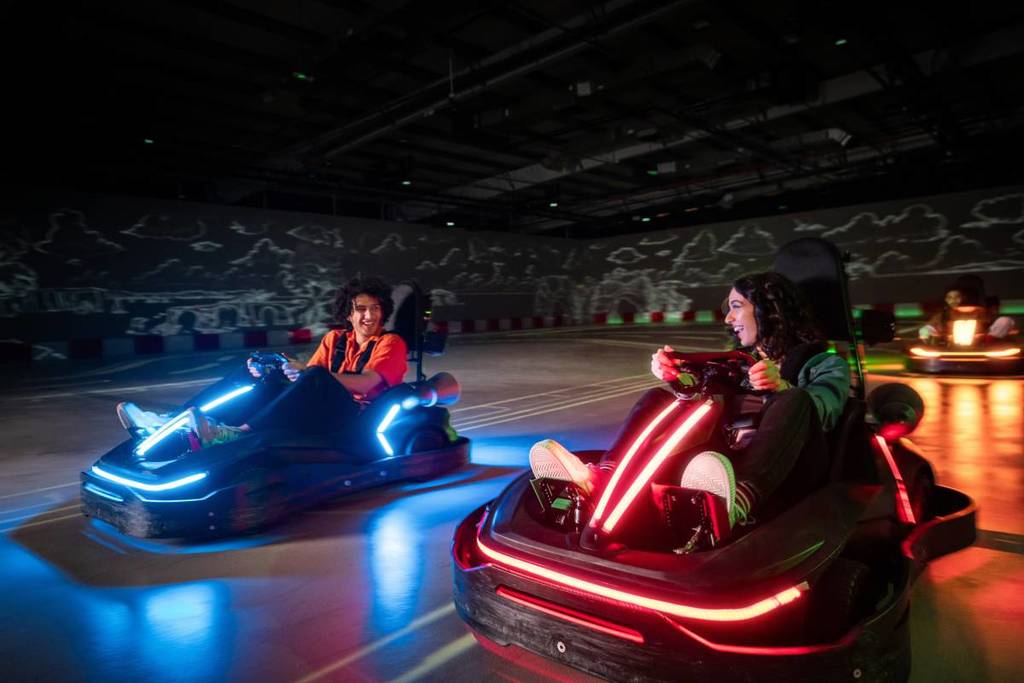 Coppia che guida insieme alla pista di go-kart Chaos Kart Dubai