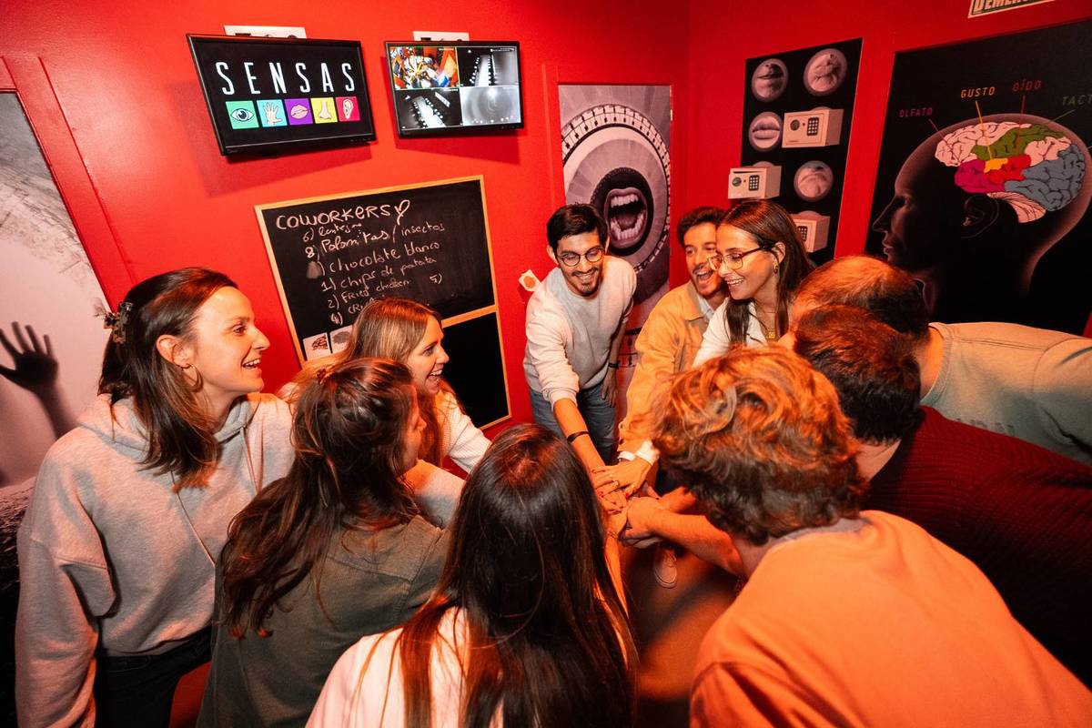 A large group of people working together to navigate SENSAS Dubai's escape room