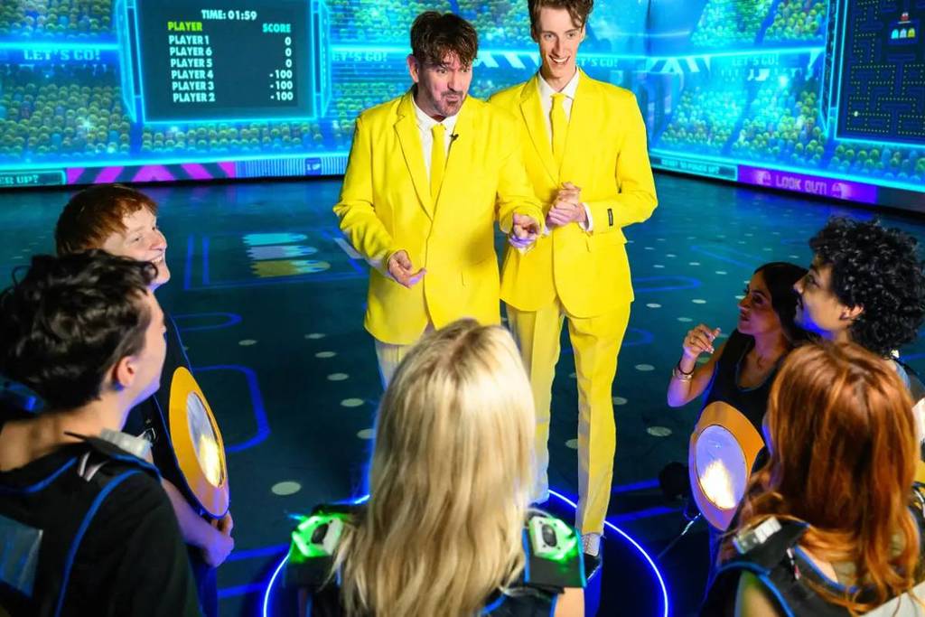 I presentatori di Pac-Man Live Experience spiegano come giocare per divertenti attività di gruppo a Dubai