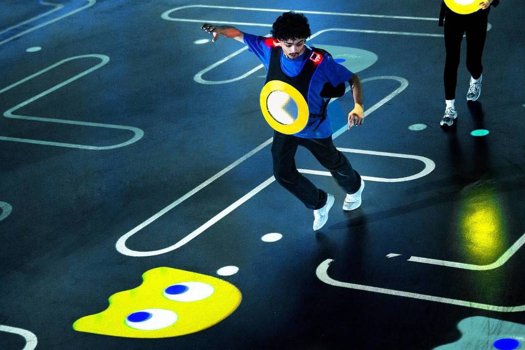 Een deelnemer aan de Pac-Man Live Experience rent rond om spoken te ontwijken, wat een geweldige activiteit is voor een kinderfeestje.