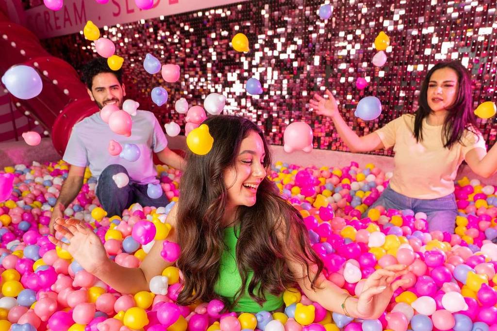 Una grande piscina di palline al Museo delle Caramelle di Dubai, una delle tante visite scolastiche coinvolgenti da intraprendere