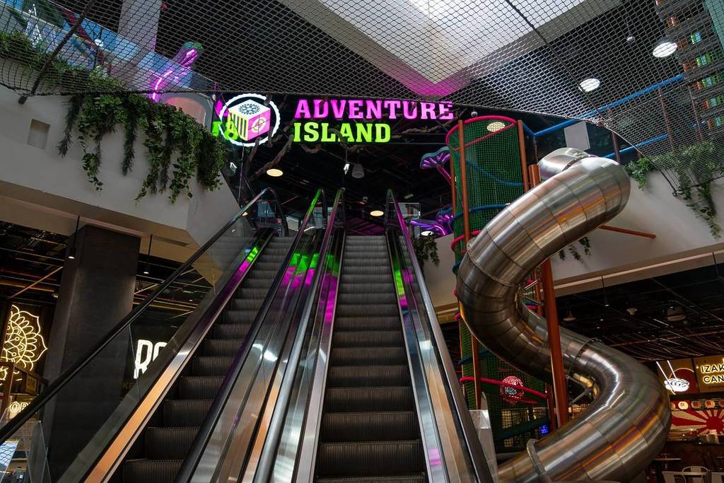 Der Eingang zur Abenteuerinsel mit einer Rutsche, die nach unten führt,