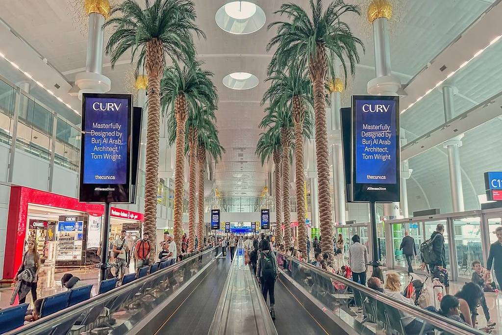 Passeggeri internazionali all'aeroporto di DXB, dove è stato attuato il piano di emergenza aeroportuale degli EAU