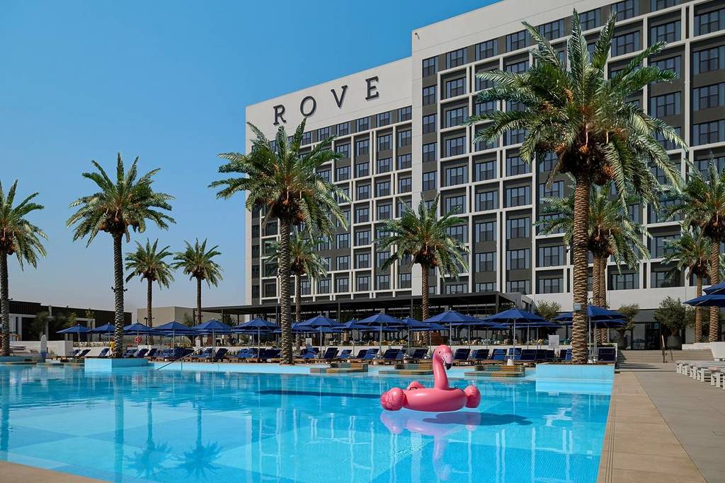 Het buitenzwembad van Marjan Island van Rove Hotels