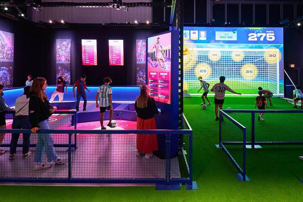 Aspirant-voetballers nemen deel aan een live oefening en leren schieten als Messi