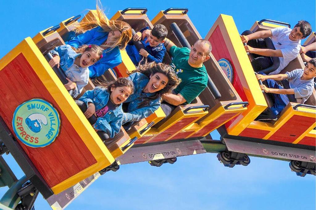 las actividades de las vacaciones escolares en Dubai Parks and Resorts incluyen subirse a divertidas montañas rusas