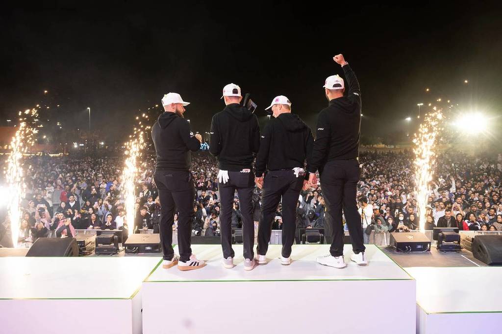 I golfisti festeggiano la loro vittoria al LIV Golf Riyadh