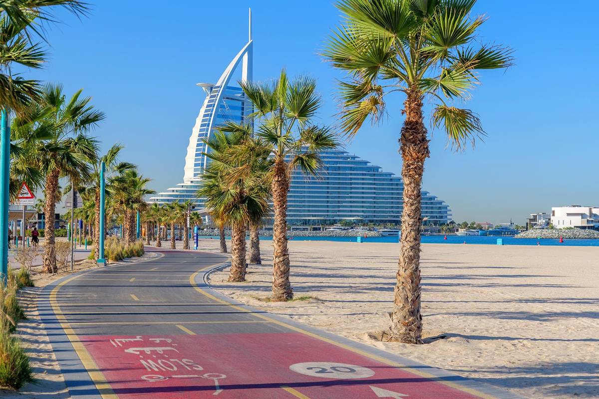 una foto del Burj Al Arab sullo sfondo delle spiagge pulite di Dubai e delle piste ciclabili che l'app Eltizam monitorerà per individuare eventuali violazioni