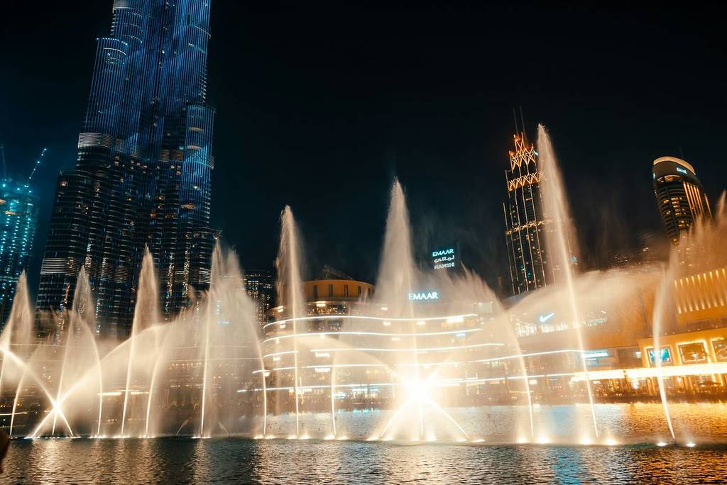 A fountain watershow in Dubai at night.