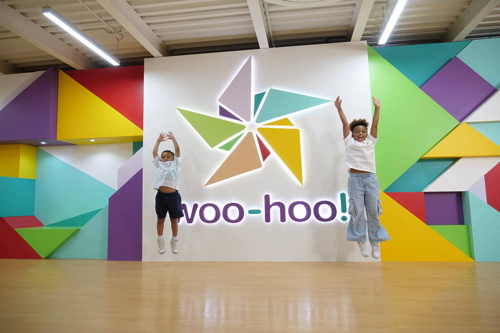 Zwei Kinder springen aufgeregt herum