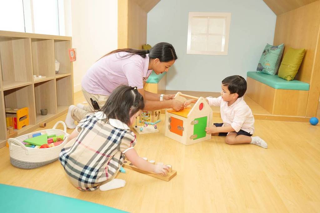 woo-hoo! De boomhut voor peuters van Dubai, twee peuters krijgen les van de conciërge ter plekke