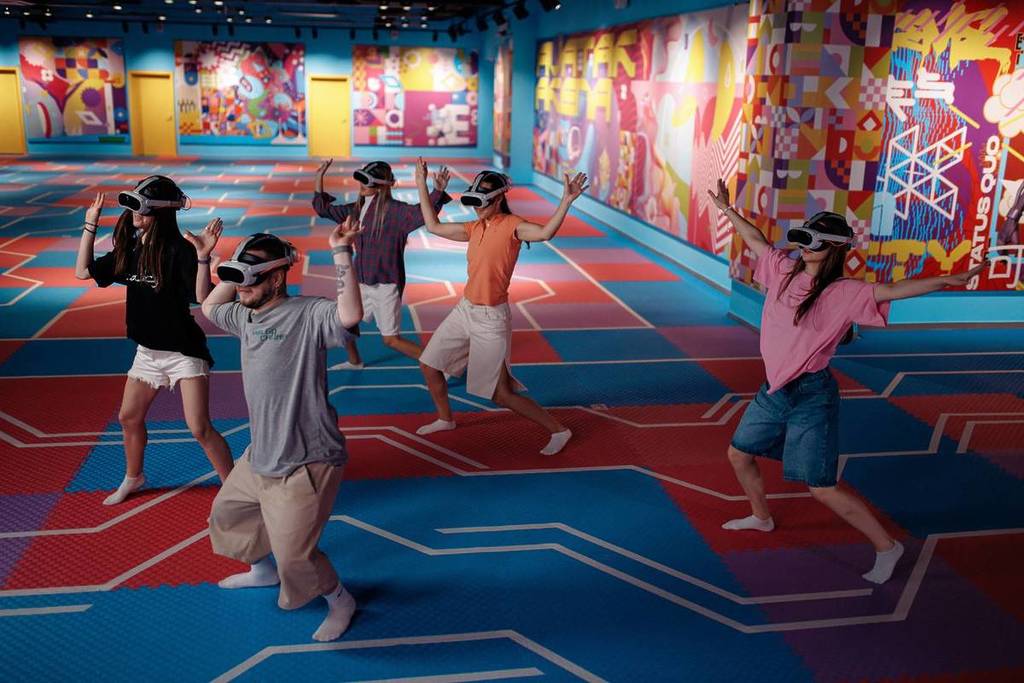 Eine Gruppe von Personen, die an Hyper Tag teilnehmen: VR Laser Tag Aktivitäten