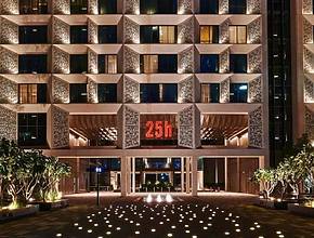 Everything You Need To Know About The Street That Never Sleeps – Featuring Street Performances, Live Bands, And Delectable Dishes