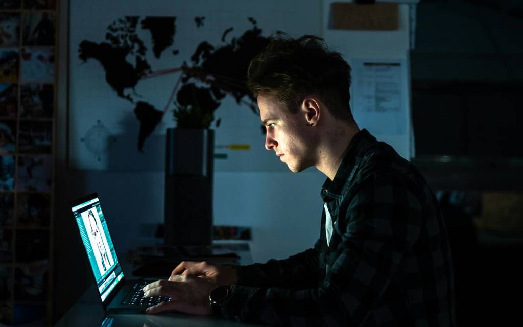 Burgerlijke rechtbank in Dubai legt man boete van 50.000 AED op voor online belediging