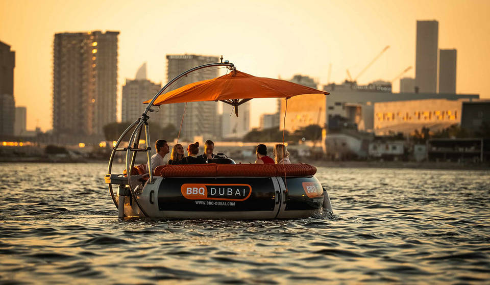 Le BBQ Donut Boat de Dubaï est le genre d&rsquo;énergie chaotique la plus délicieuse qui soit pour flotter vers 2026.