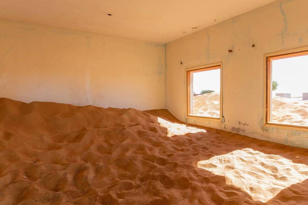 Im Inneren eines verlassenen Hauses im Geisterdorf Al Madam in den Vereinigten Arabischen Emiraten