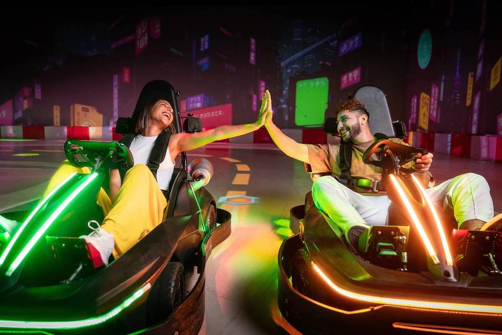 Un couple se félicitant sur le circuit de karting Chaos Karts