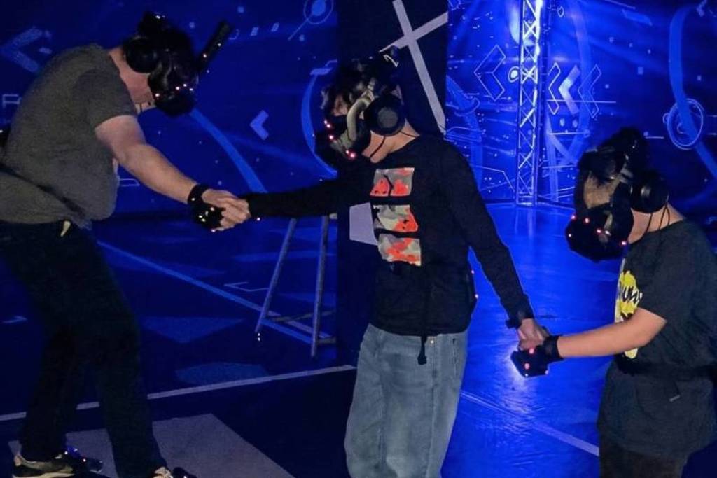 Een drietal vrienden dat een VR-game speelt