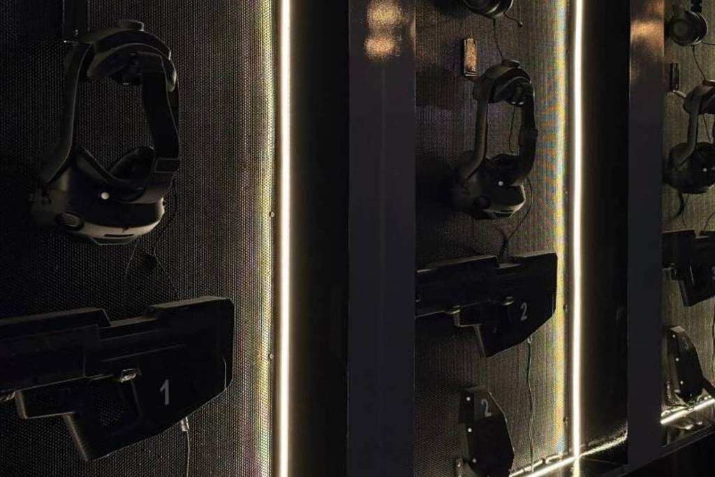 De apparatuur van VR Point hangt aan de muur