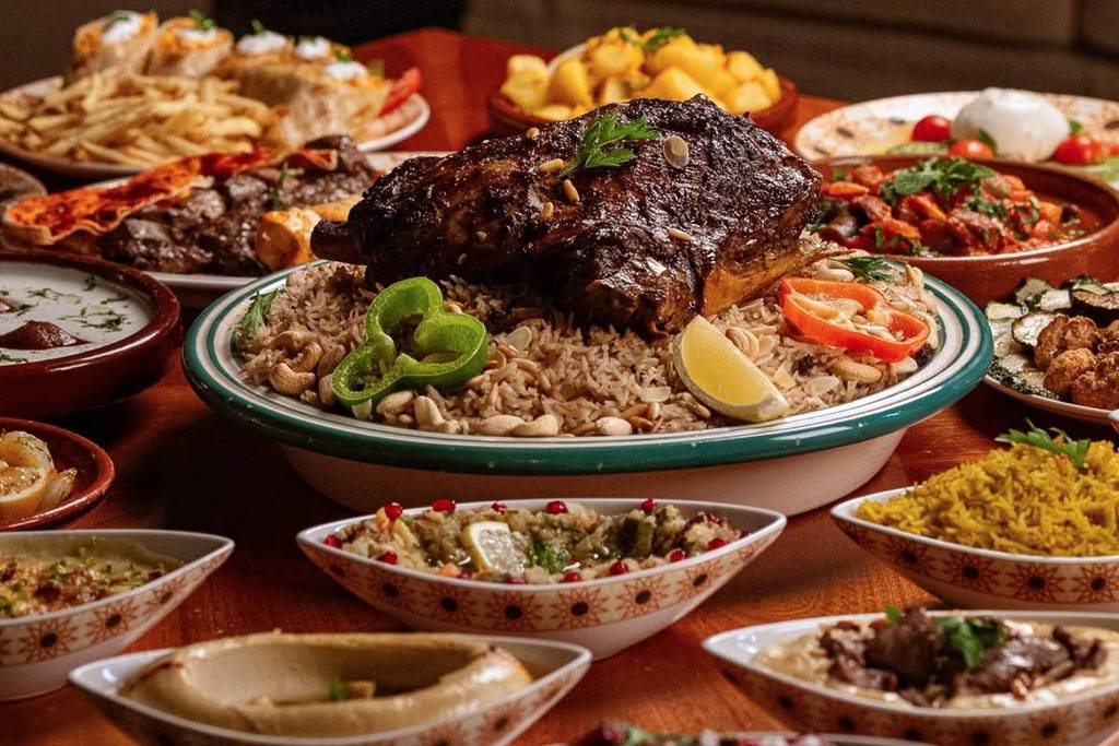 Il buffet iftar e suhoor a tema marocchino servito al Tagine & The Courtyard di Dubai per il Ramadan 2026.