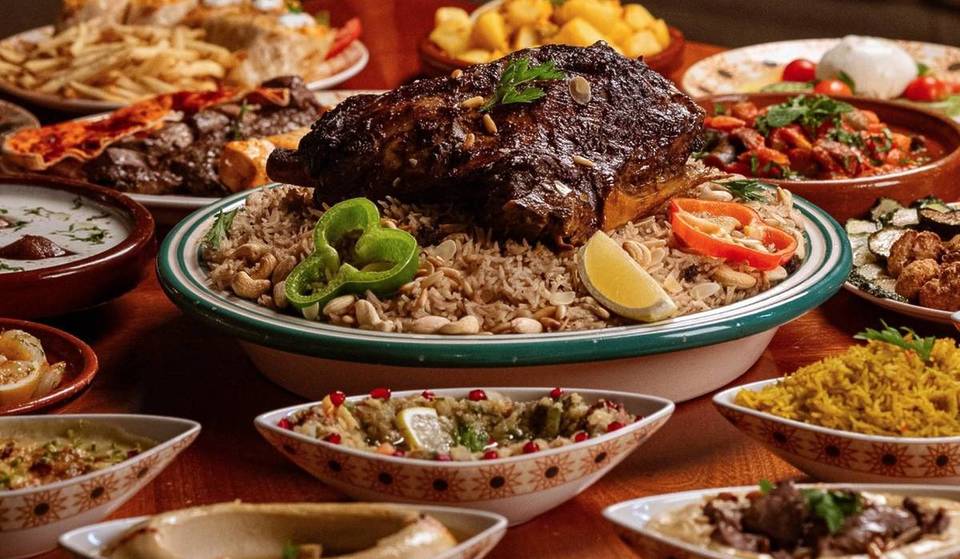 Cette tente du ramadan à Dubaï est un « mini-Maroc » caché avec un iftar sur le thème du Maroc et un suhoor dans la cour du palais qui vous emmène dans une aventure culinaire.