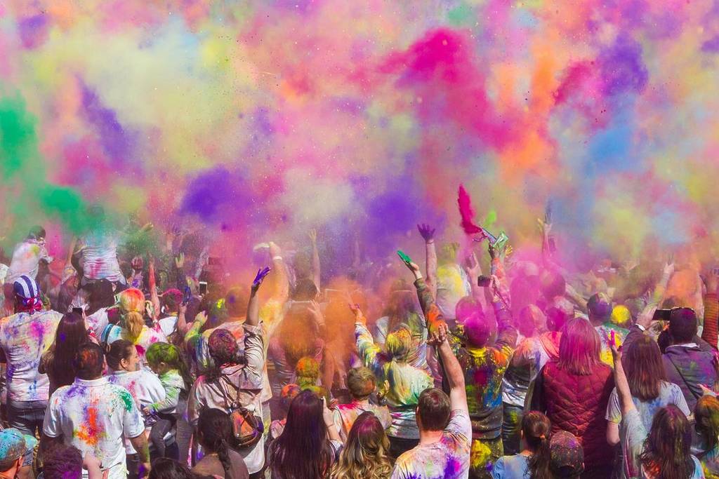 Holi Hai - Color Mela nell'anfiteatro del parco Zabeel a Dubai