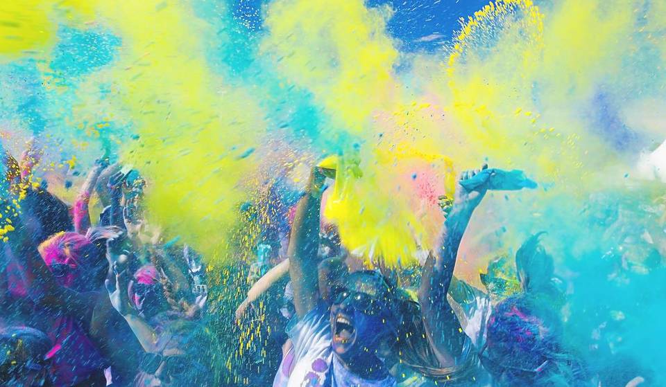 Seis vibrantes fiestas de Holi en Dubái, con colores vivos, dhol en directo y mucho «Bura Na Mano, Holi Hai!».