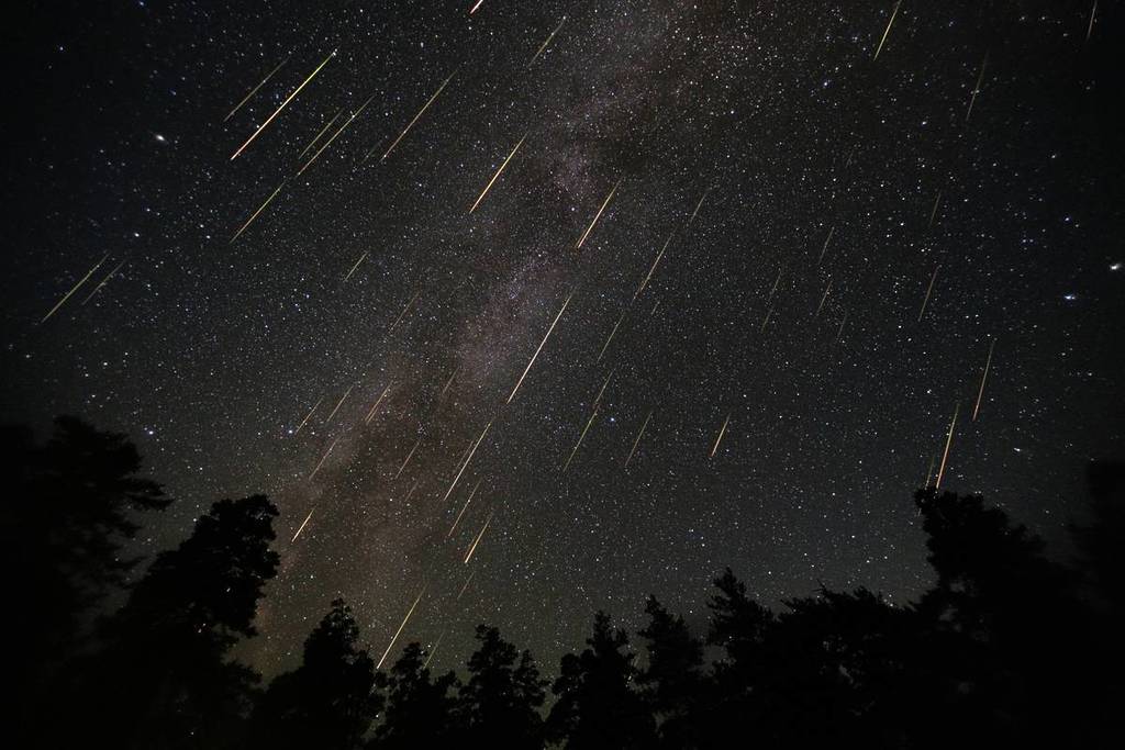 the lyrid meteor showers can also look like falling comets in UAE