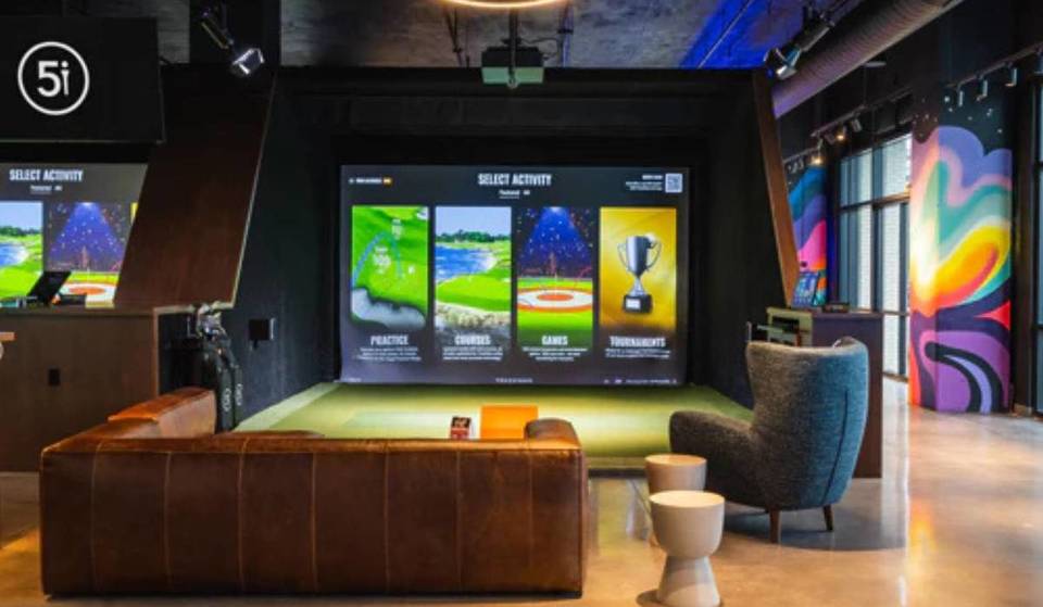 Dieses Erlebnis bietet mehr als nur Golf: Unzählige virtuelle Spiele und leckere Häppchen warten auf dich