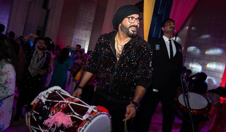 Dit nep-sangeet-feest in Dubai geeft je de authentieke ervaring zonder bruid en bruidegom – en het is jouw kans om de droom van een grote, uitbundige Indiase bruiloft te beleven