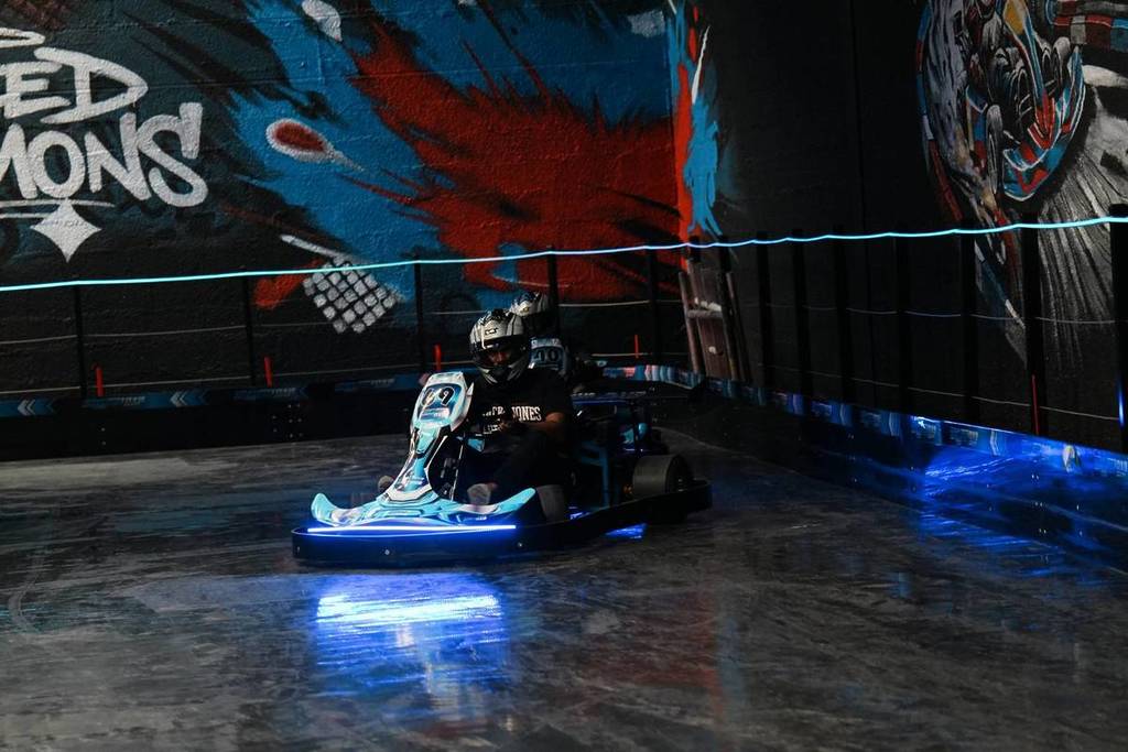 Un piloto haciendo derrapes con su kart en una curva de la pista especializada de No Grip DXB
