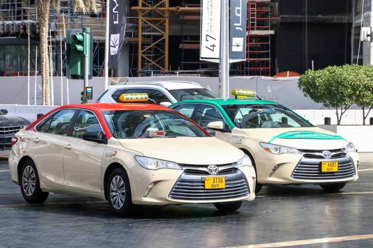 Benieuwd wat de kleuren op de taxidaken in Dubai betekenen? Hier is alles wat je moet weten