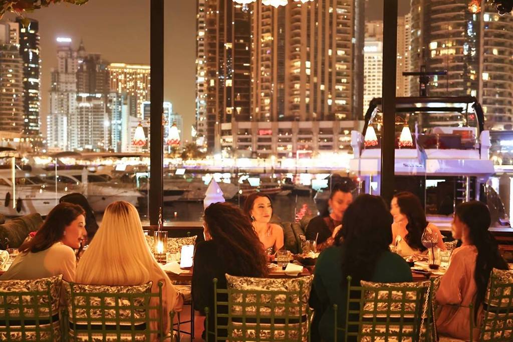 Cappuccini con un tocco di alta moda: 6 caffetterie e ristoranti di marchi di lusso a Dubai che devi visitare almeno una volta nella vita