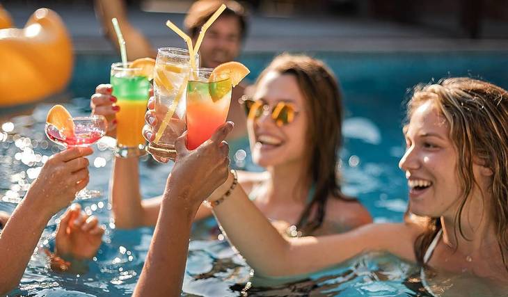 Estas fiestas de piscina gratuitas en CAVO se están apoderando de Dubái este Eid Al Adha, ¡y estamos muy emocionados!