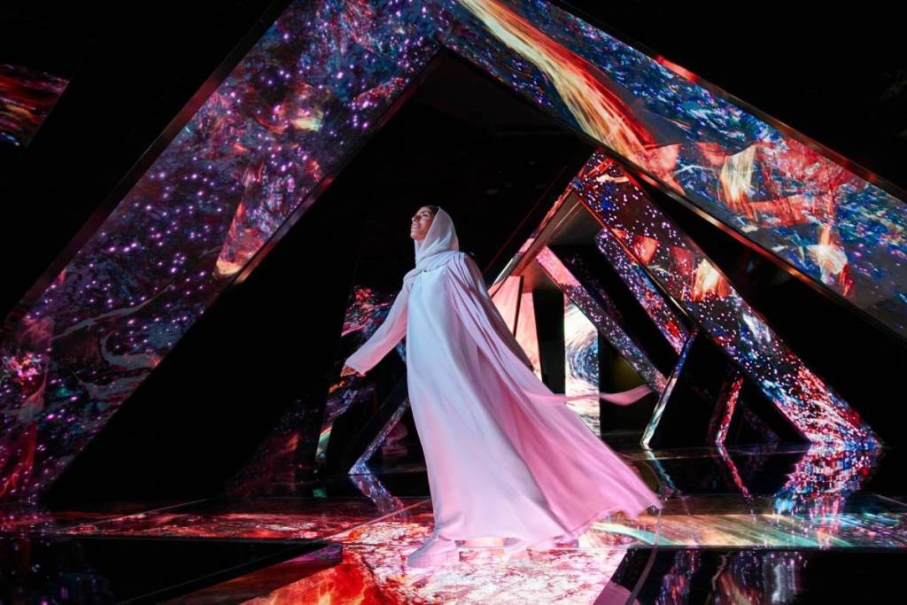 Una donna che passeggia attraverso “The River”, una delle tante esperienze eteree e mozzafiato di AYA Universe