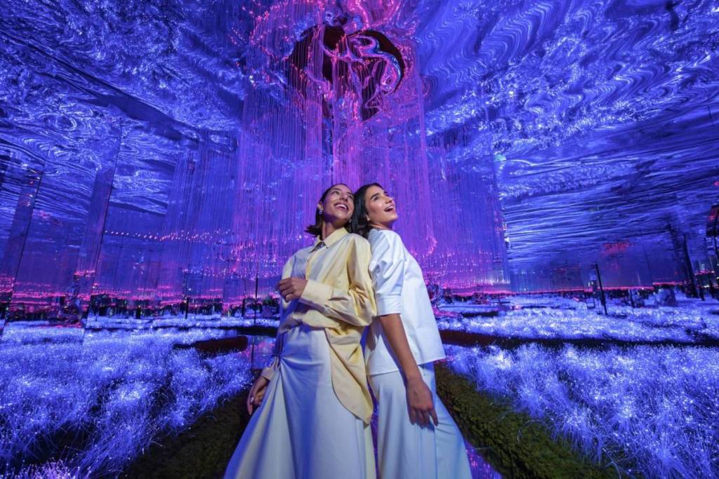 Due donne sono rimaste a bocca aperta davanti alla sala Flora di AYA Universe