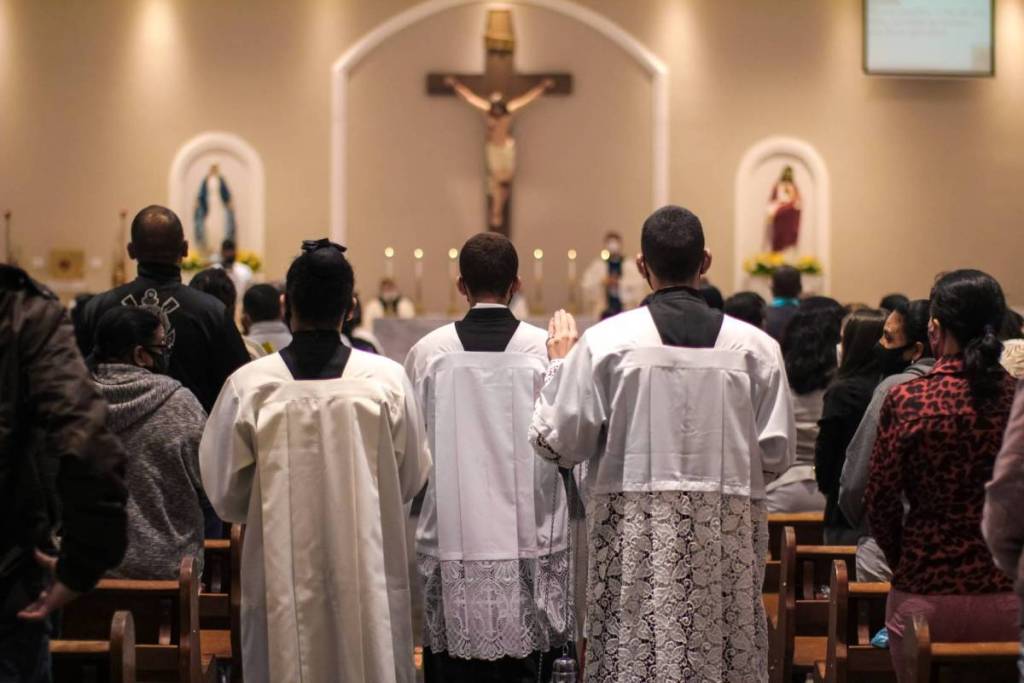 Après trois longs mois, les deux plus grandes églises catholiques de Dubaï ont rouvert leurs portes et les familles peuvent enfin assister à la messe ensemble