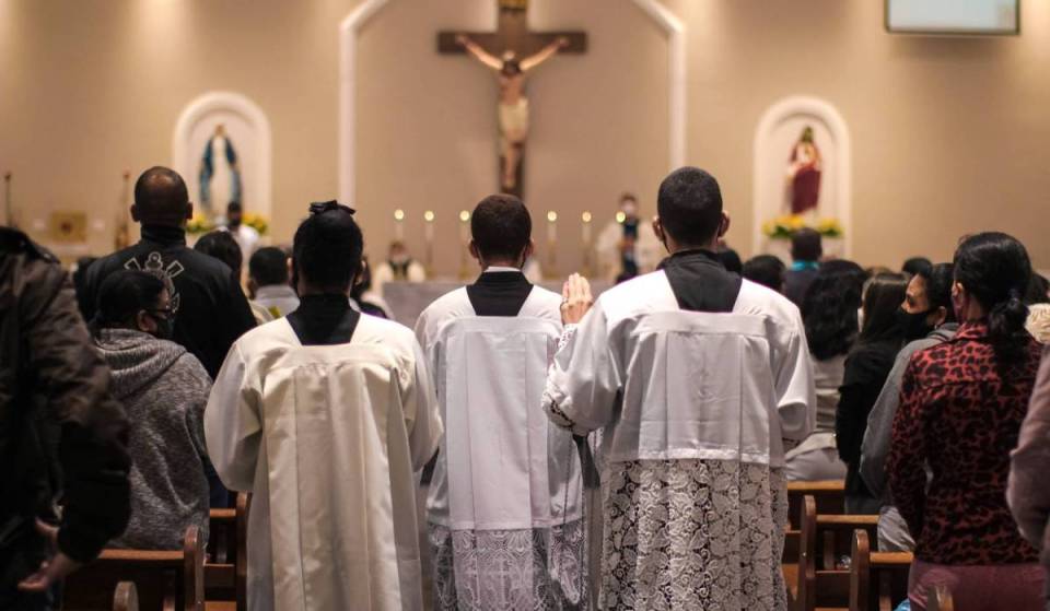 Dopo tre lunghi mesi, le due più grandi chiese cattoliche di Dubai hanno riaperto completamente e le famiglie possono finalmente partecipare insieme alla messa