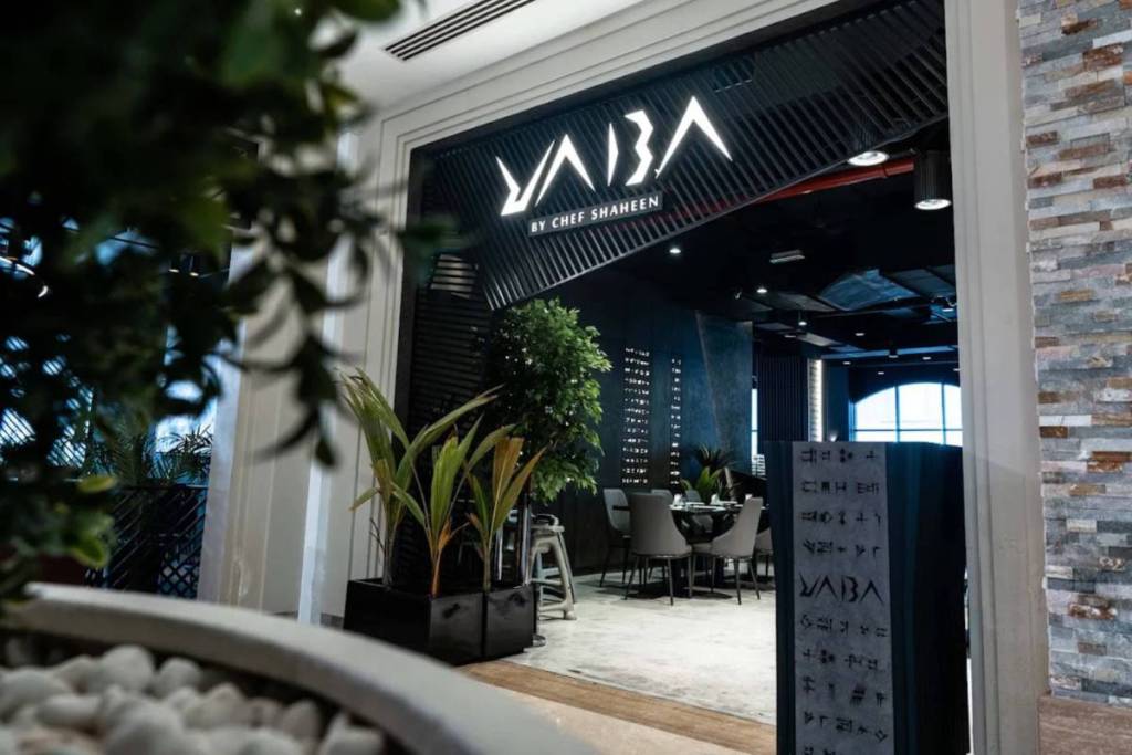 YABA tauscht den gewöhnlichen Espresso gegen eine theatralische Fine-Dining-Inszenierung ein: Freu dich auf essbare Erdbeer-Blasen und einen blauen Matcha für 42 AED, serviert unter einer riesigen Zuckerwatte-Kugel