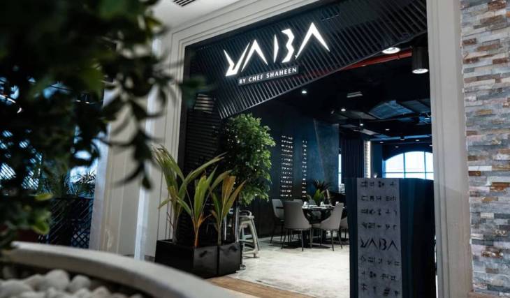 YABA cambia el espresso de siempre por una puesta en escena digna de la alta cocina: prepárate para burbujas comestibles de fresa y un matcha azul de 42 AED servido bajo una enorme esfera de algodón de azúcar