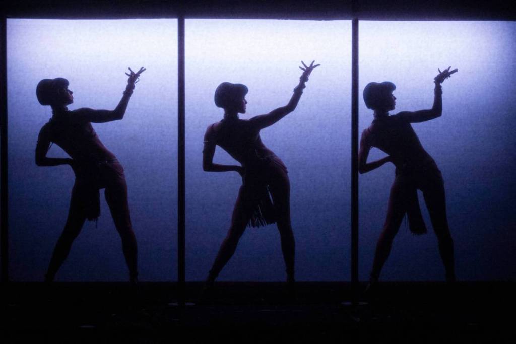 Una silhouette di tre ballerine del Crazy Horse Paris The Dubai Edition che sembrano quasi identiche