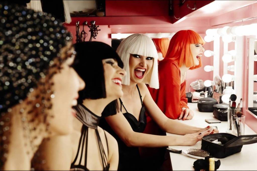 I ballerini di Crazy Horse Paris The Dubai Edition nel backstage mentre si preparano per lo spettacolo, sfoggiando una vasta gamma di parrucche