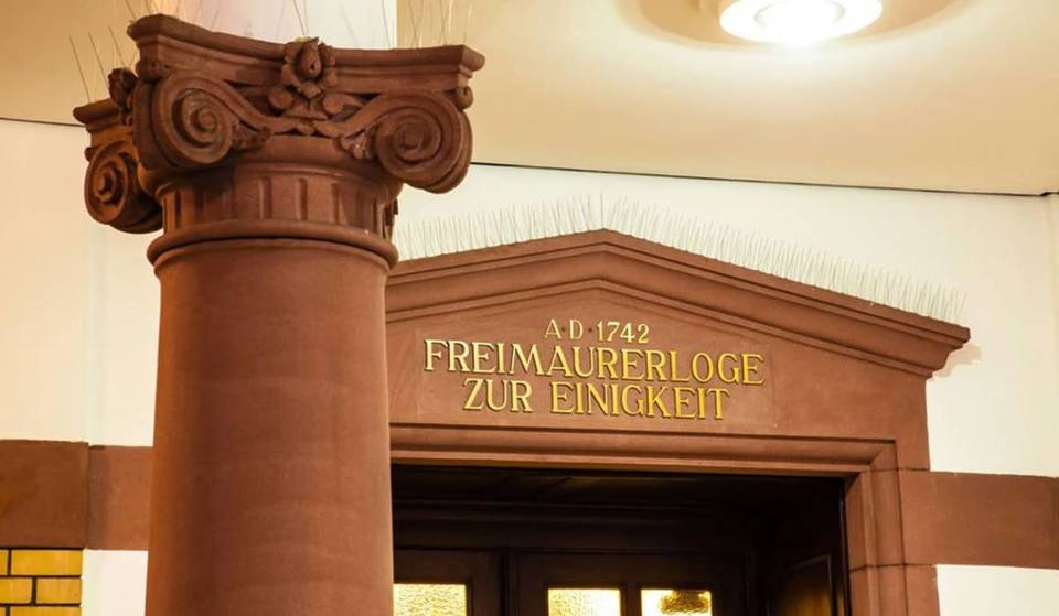 Just 400 meters from Frankfurt’s main train station, you’ll find one of the city’s most magnificent halls: the secret Masonic lodge dating from 1742 opens its doors for special concerts
