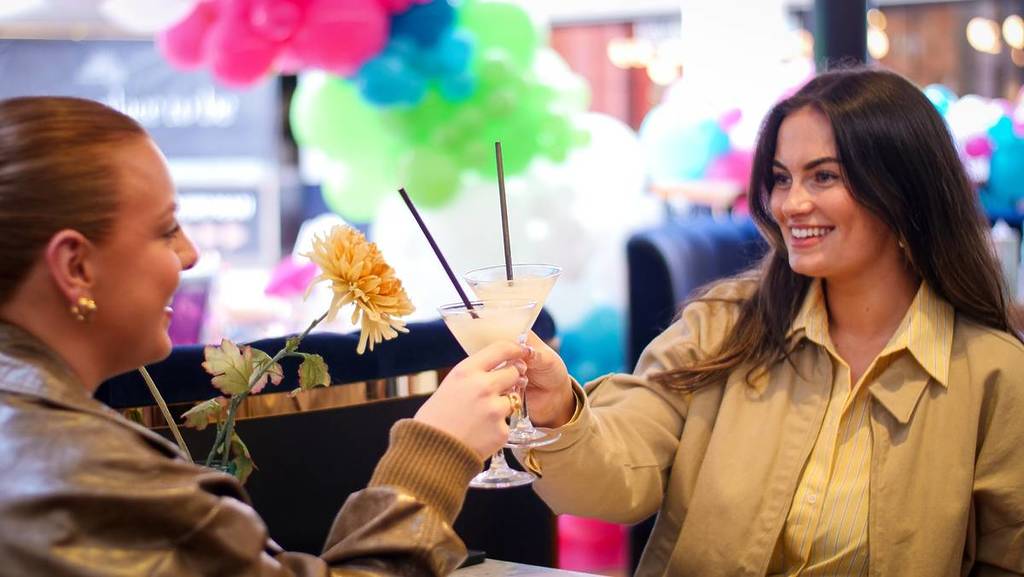 glasgow cocktail week fortnight two women with cocktails