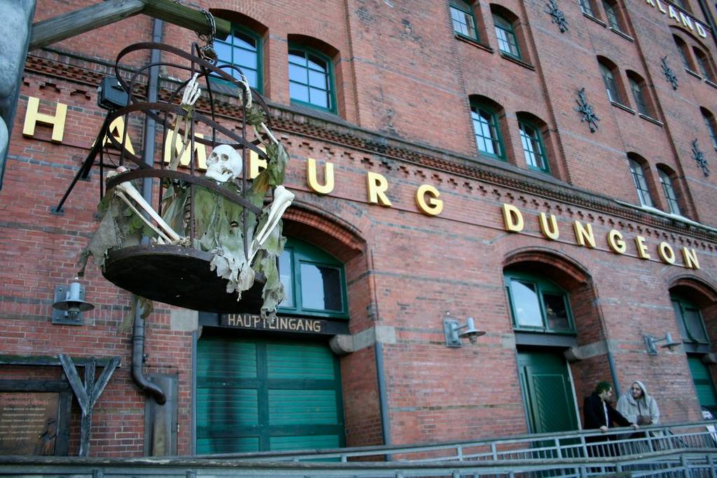 Außenfassade des Hamburg Dungeon mit Skelett im Käfig